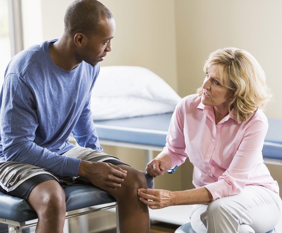 Physical therapist and patient discussing knee